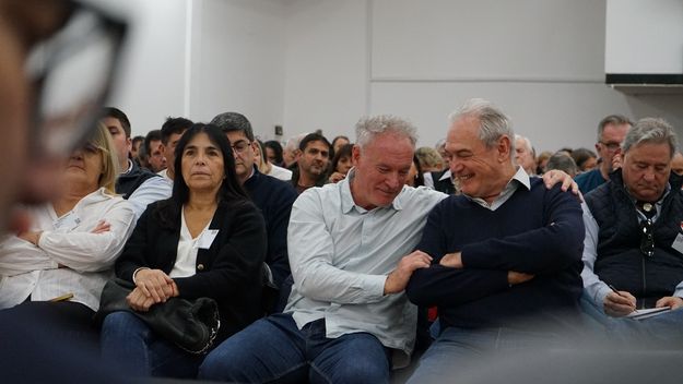 Darío Schneider y Atilio Benedetti, sonrientes en el congreso de la UCR de Entre Ríos. El resultado favorable a la incorporación de LLA a Juntos fue validado por el acompañamiento en la interna.
