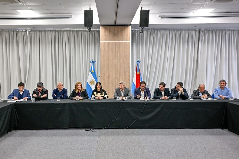 El gobernador de Entre Ríos Rogelio Frigerio reunión a intendentes e intendentas de la Liga del PJ para sumar apoyos a su reforma electoral.