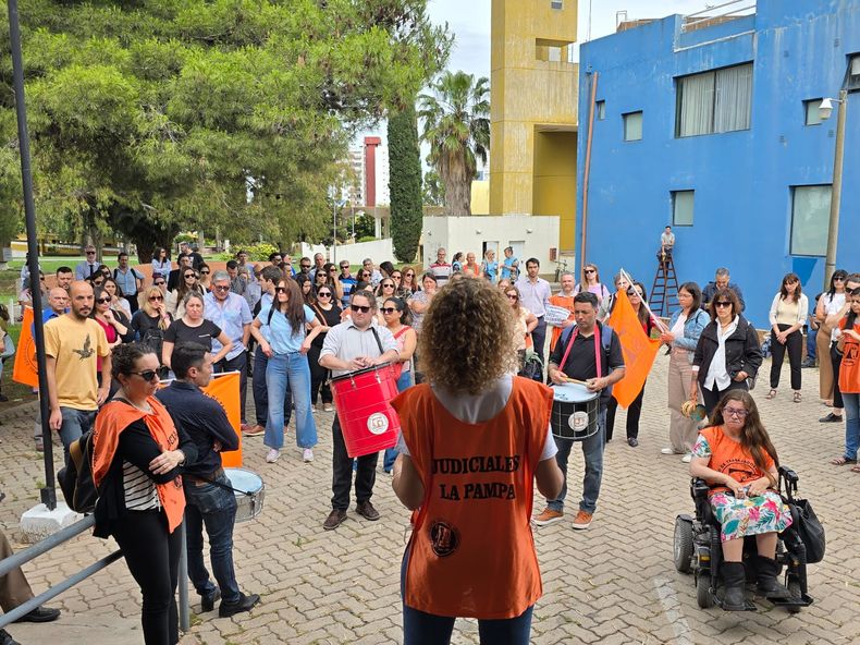 La protesta de trabajadores judiciales fue una postal reiterada en los &uacute;ltimos tiempos: el achatamiento salarial tambi&eacute;n conspira contra el sistema.