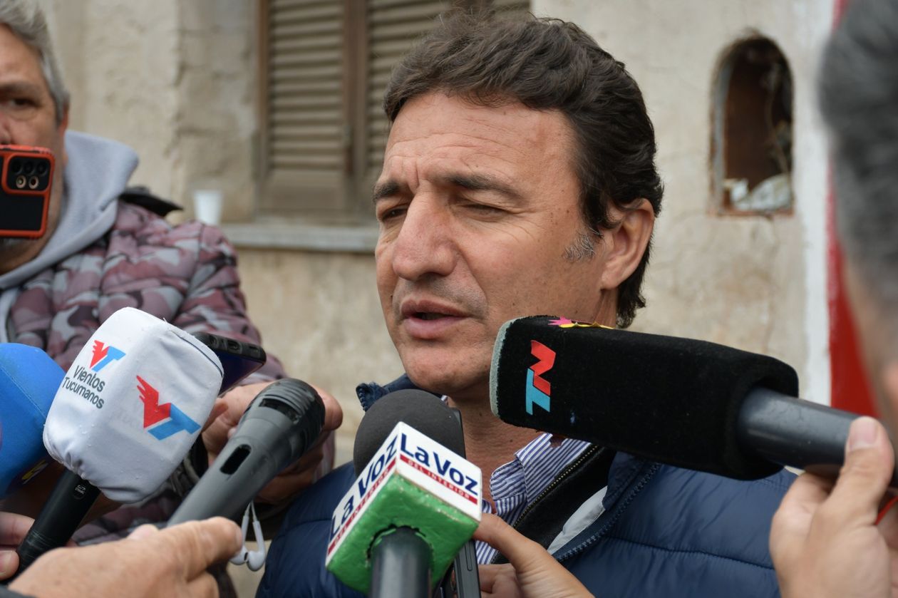 Roberto Sanchez, candidato a gobernador de Juntos x el Cambio, habla con los medios luego de emitir su voto