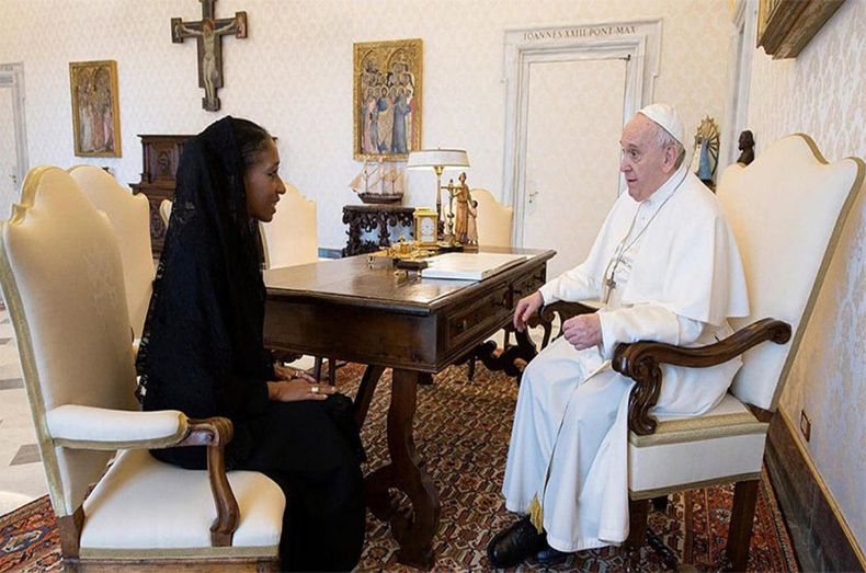 Papa Francisco y la embajadora María Fernanda Silva