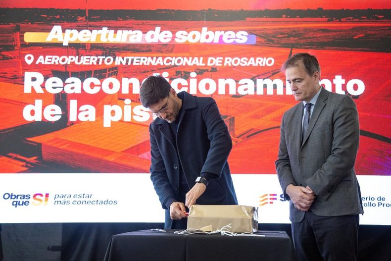 Maximiliano Pullaro abre los sobres para la obra del Aeropuerto de Rosario.