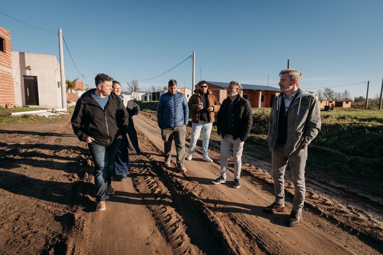Fermín Tristán, junto a Rogelio Frigerio y equipo, durante una recorrida por obras de vivienda en Villa Paranacito.