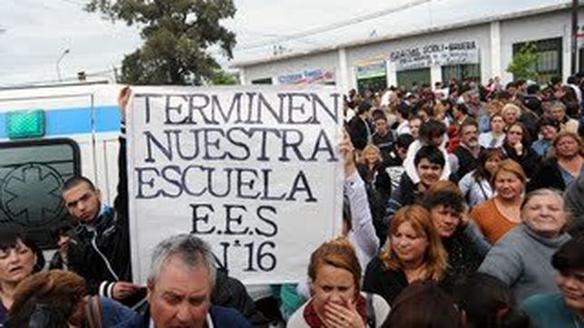 mientras esperaban al candidato, bruera y scioli no evitaron la bronca platense