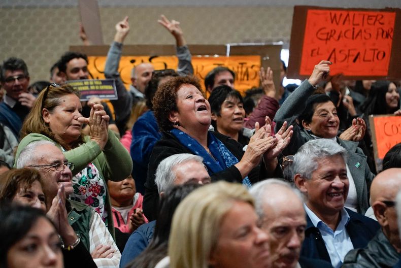 Vecinos de Bariloche apoyando a Cortés.