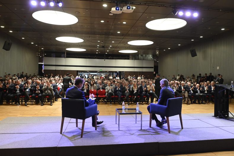 El auditorio que escuchó a Toto Caputo en la Bolsa de Comercio de Rosario.