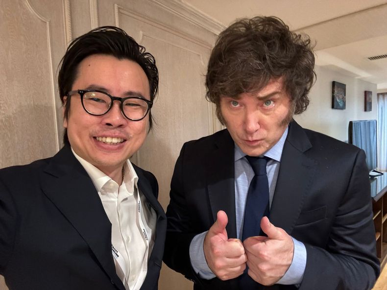 Selfie. Javier Milei con Julian Peh, el fundador de KIP Protocol.