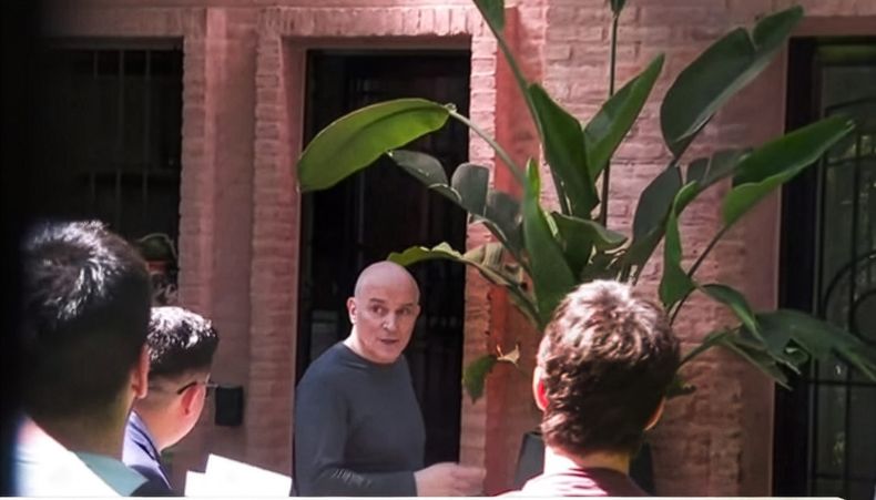 José Luis Espert durante el allanamiento en su casa de Beccar.