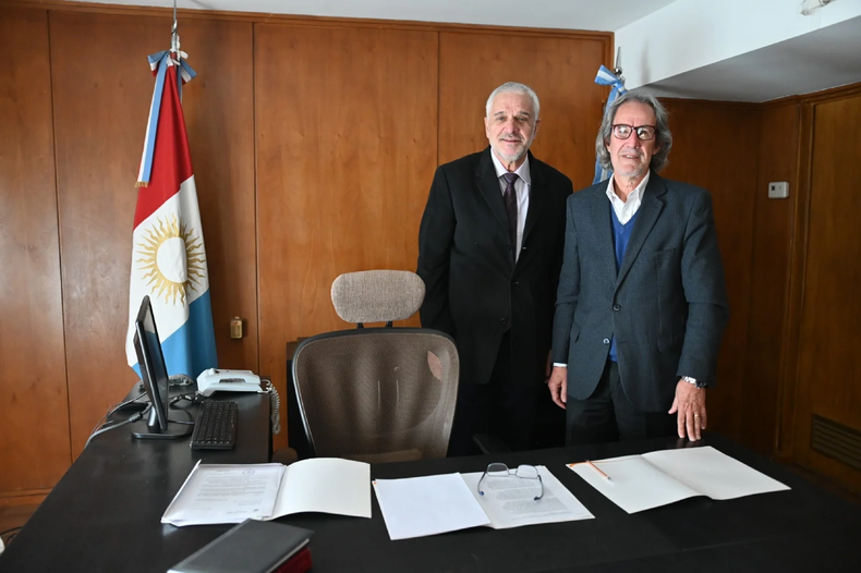 Mario Decara cede el poder en la Defensoría del Pueblo a Carlos Galoppo, su responsable de comunicación.