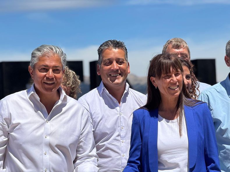 Gabriel Álamo con Rolando Figueroa y la senadora Julieta Corroza
