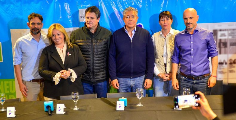 En el bunker, y después de reconocer la derrota, Mariano Gaido y Rolando Figueroa junto a Julieta Corroza, Juan Ousset, Karina Maureira y Joaquín Perrén, las caras de la campaña de La Neuquinidad.&nbsp;