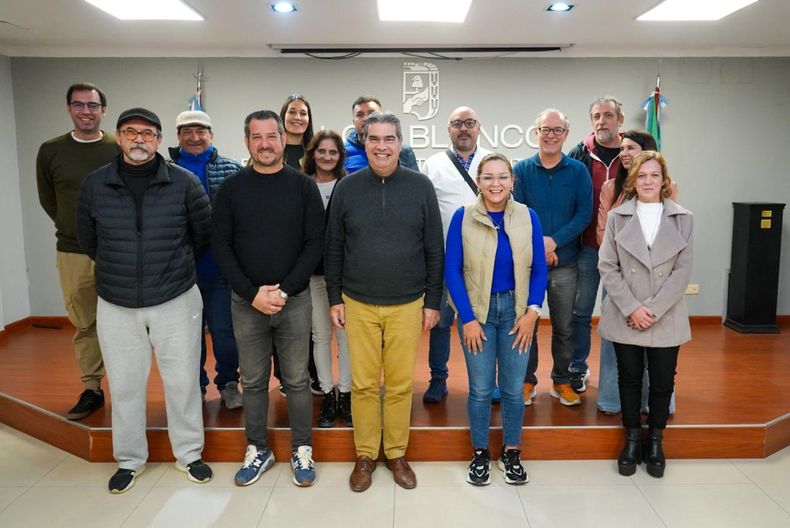 Jorge Capitanich junto a Magda Ayala y las referencias del resto de los partidos que integran el frente peronista en Chaco, con el nombre de Fuerza Patria.