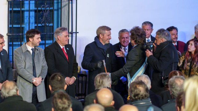 Rogelio Frigerio, gobernador de Entre Ríos, y Javier Milei, el día que se firmó el Pacto de Mayo en Tucumán. 