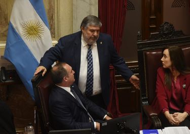 Victoria Villarruel y José Mayans, jefe de Unión por la Patria, que peleará con La Libertad Avanza en las elecciones por no perder representación en el Senado. 
