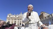 Jorge Bergoglio toma mate durante una recorrida con el papamóvil
