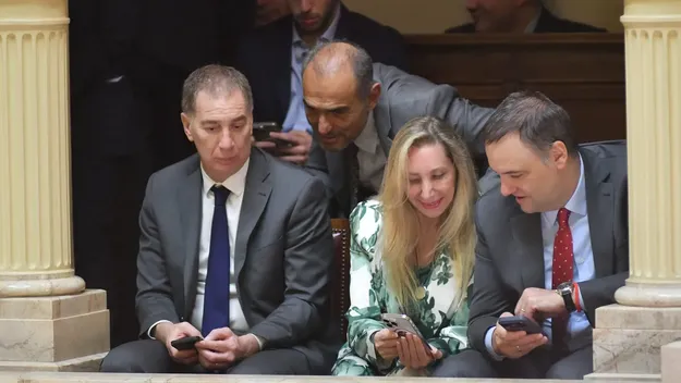 La mesa política de la Casa Rosada sigue de cerca el paro y la sesión en Diputados.