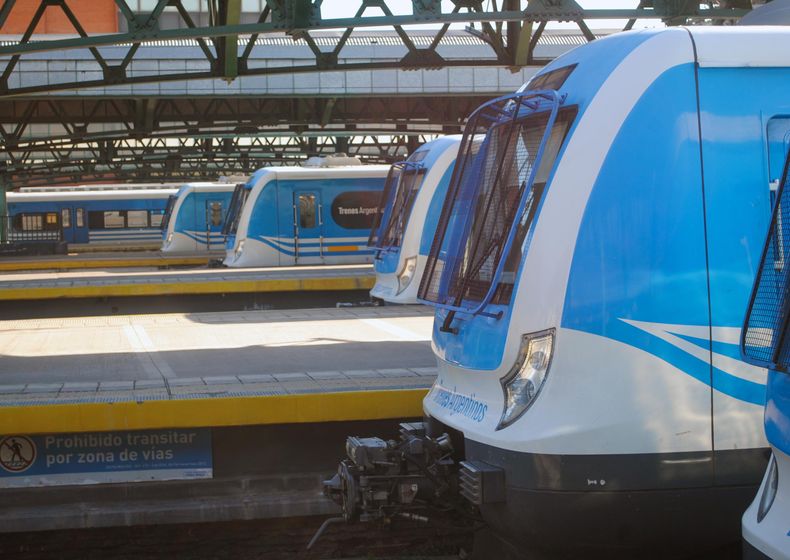 Javier Milei sale a comprar sin licitación 43 trenes que iba a proveer China. &nbsp;