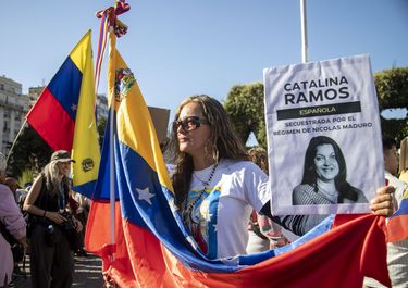 Fuera de Venezuela, los festejos. Dentro, una transición sin certezas.