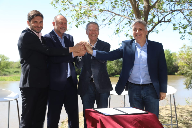 Maximiliano Pullaro y Martín Llaryora, junto a sus antecesores Omar Perotti y Juan Schiaretti.
