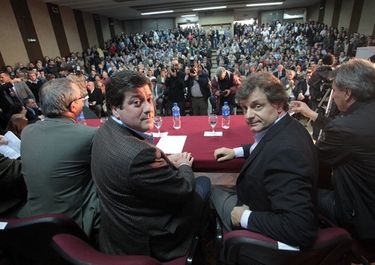 Después de mostrarse con Mariotto, Pulti dice que hay que escuchar a las cacerolas