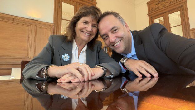 La caída en la imagen de Manuel Adorni y la presión por su salida recalientan la interna libertaria, tensionan al PRO y reordenan el tablero porteño rumbo a 2027. La caída en la imagen de Manuel Adorni y la presión por su salida recalientan la interna libertaria, tensionan al PRO y reordenan el tablero porteño rumbo a 2027.