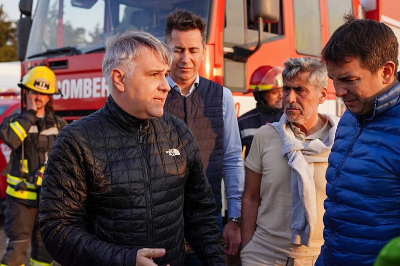El ministro de Seguridad, Juan Pablo Quinteros, informó el estado del operativo de control del fuego a la comitiva nacional.