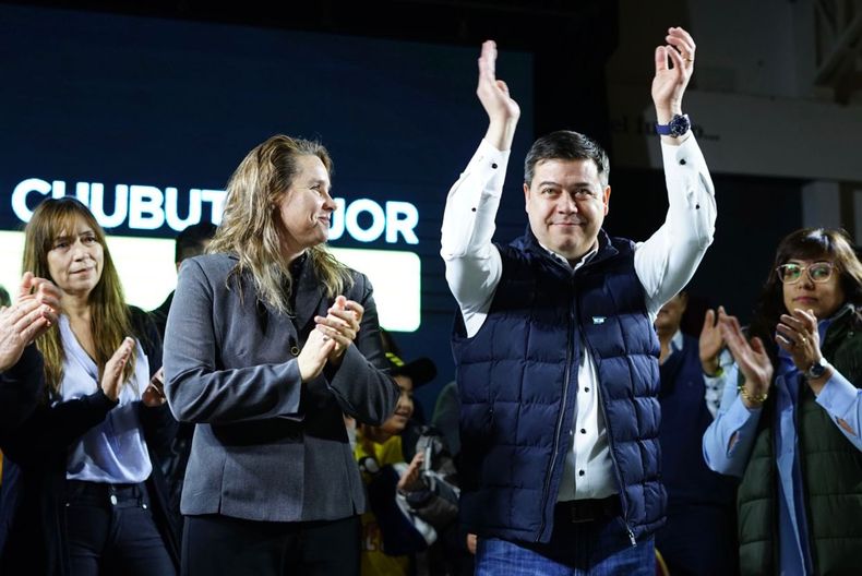 Treffinger, en el acto de cierre de campaña como candidato a gobernador de Chubut, junto a su vice Laura Mirantes.