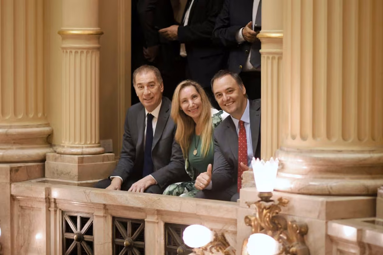 diego-santilli-karina-milei-y-manuel-adorni-en-la-GPJXLZFFWFD4FHJ5BLMAPKAOEU.jpeg