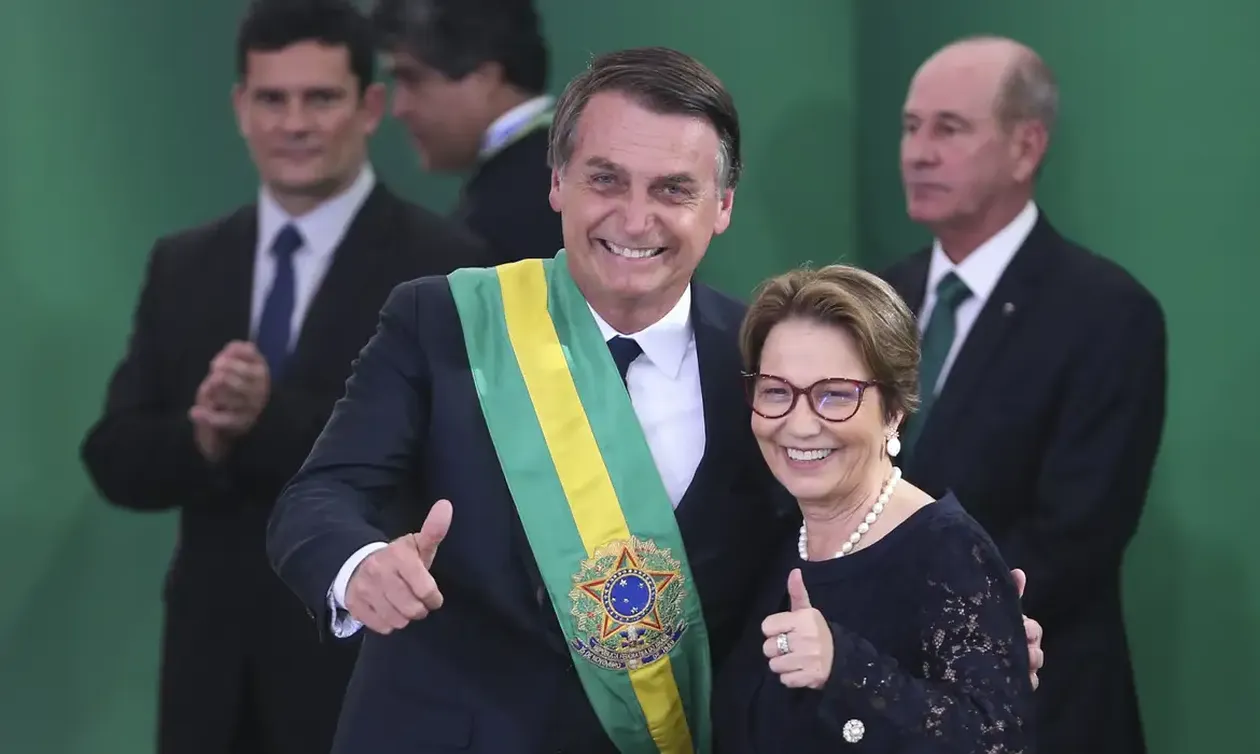 Tereza Cristina posa junto a Jair Bolsonaro tras su nombramiento como ministra da Agricultura. (Foto: Valter Campanato, Ag&ecirc;ncia Brasil).