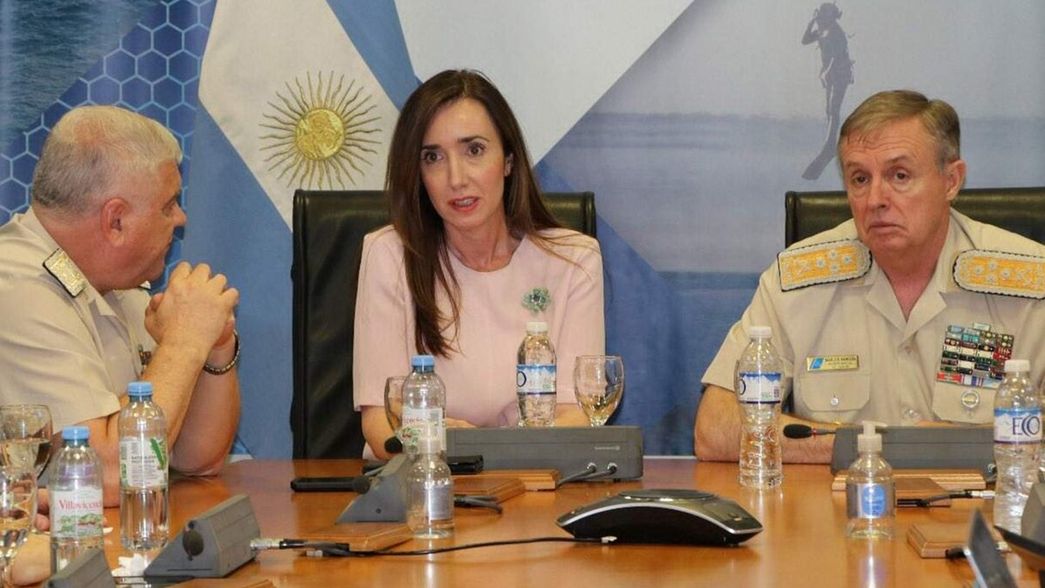 La vicepresidenta electa con la plana mayor de la Prefectura Naval