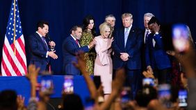 Donald Trump, bendecido por predicadores evangélicos