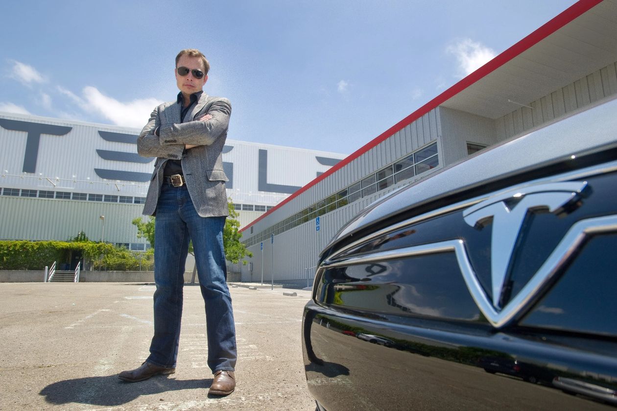 Javier Milei y Toto Caputo bajan impuestos para que Tesla llegue a Argentina