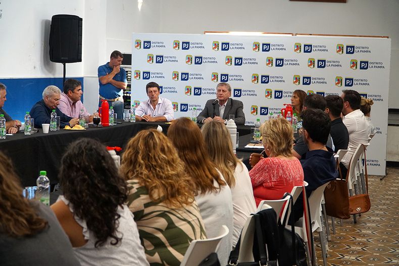 Lunes a la tarde. Sergio Ziliotto preside la reunión del PJ pampeano.