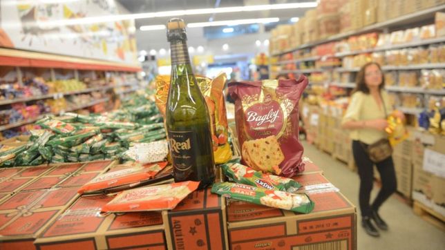 la primera navidad de fernandez llega con una canasta $200