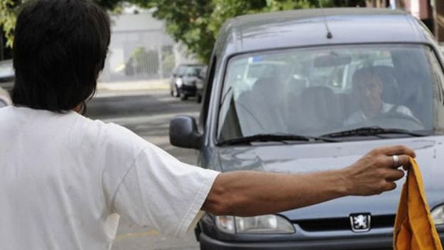 Media sanción para la lay que prohibe a los cuidacoches en Santa Fe.