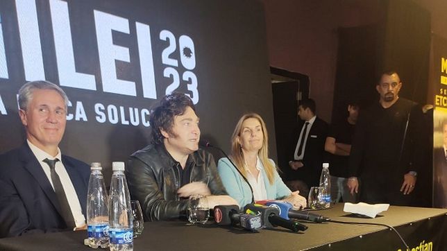 Javier Milei durante su presentación en Paraná a principios de este mes. Acompañado por la fórmula Sebastián Etchevehere y Mayda Spiazzi.