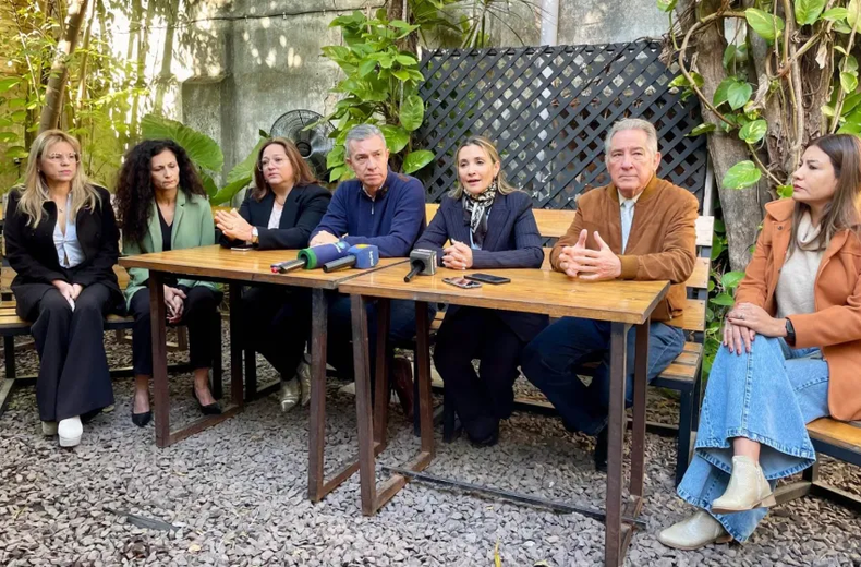 Eduardo Aguilar y Claudia Panzardi, en el centro de la mesa, se presentaron como las caras visibles en Chaco del espacio apadrinado por Juan Schiaretti.