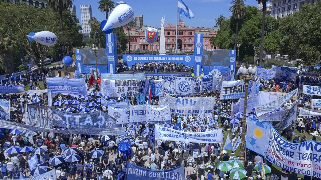 Una multitud copó Plaza de Mayo y sus alrededores contra la reforma laboral de Milei