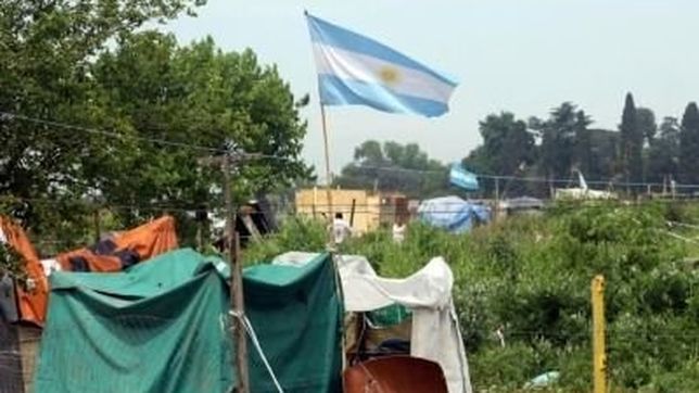 el gobierno asegura que comprara los terrenos usurpados en merlo