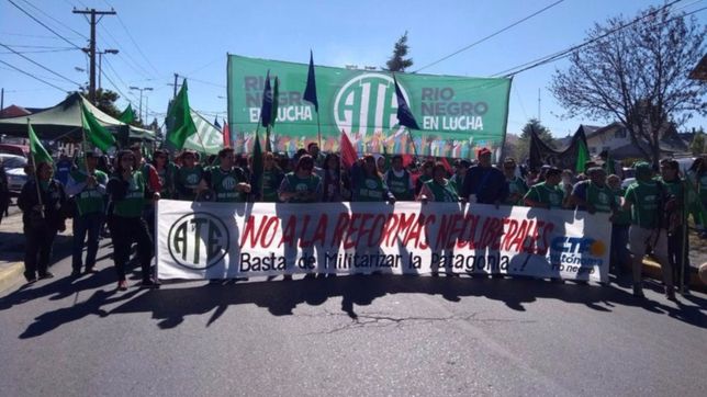 rio negro: nutrida protesta gremial contra la militarizacion de bariloche