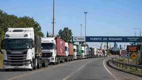 Puertos del Gran Rosario, al límite por la cosecha récord y el aluvión de camiones