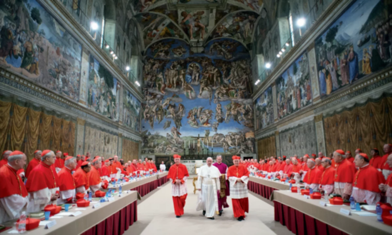 El papa Francisco sale del cónclave tras ser elegido.