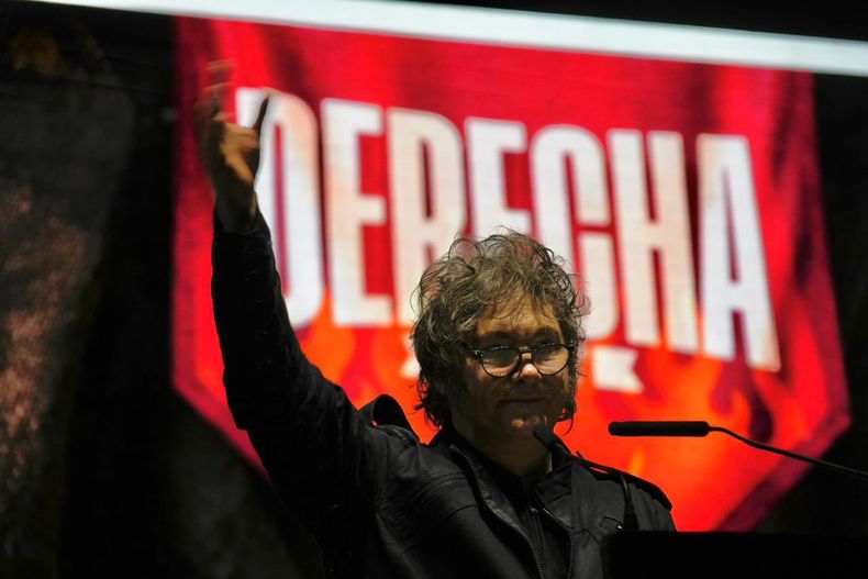 Javier Milei, de campaña por su reelección en la oscuridad del Derecha Fest.