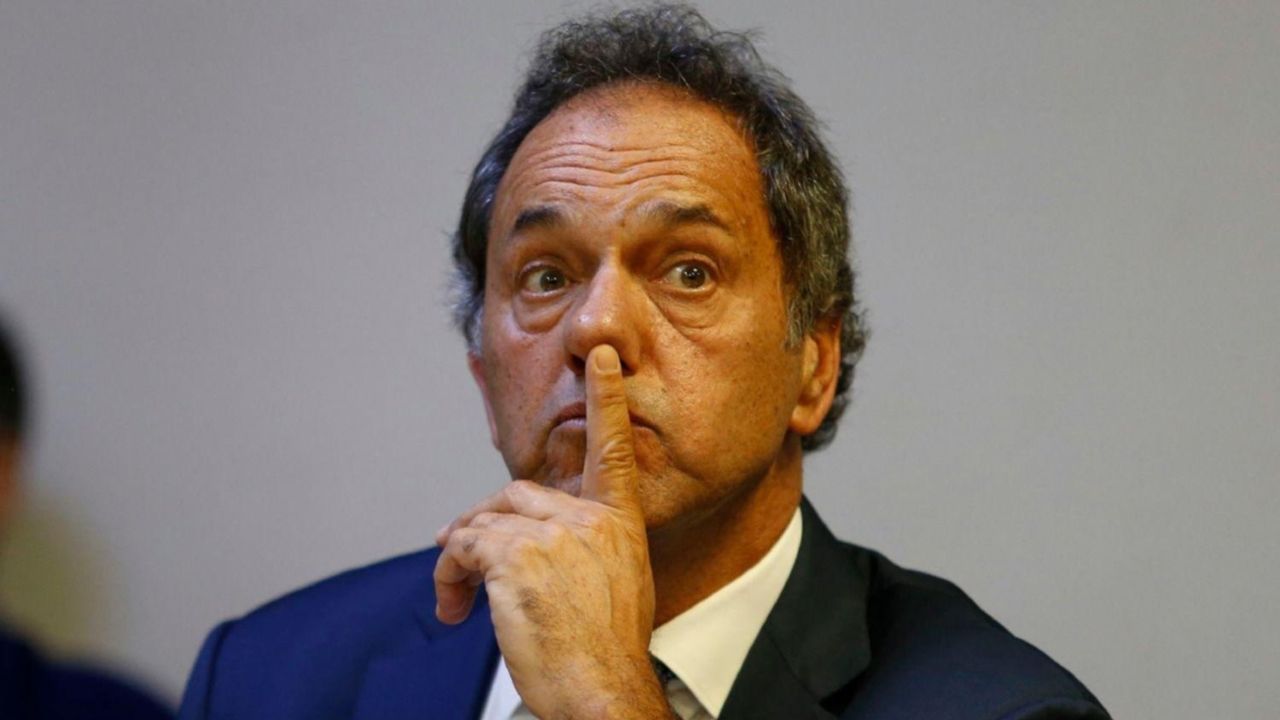 Ordenan millonario embargo a Daniel Scioli y le prohíben la salida del país