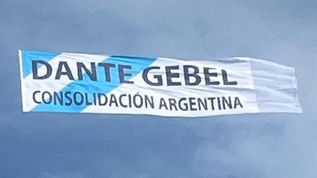 Dante Gebel hace campaña en Mar del Plata con publicidad aérea&nbsp;