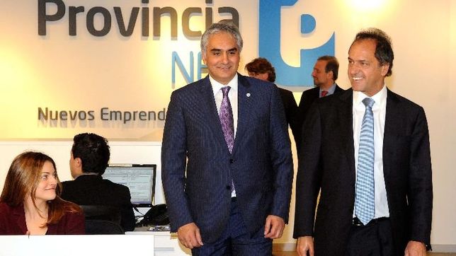 montoya muestra sus certificados ?como lo pidio el gobernador?