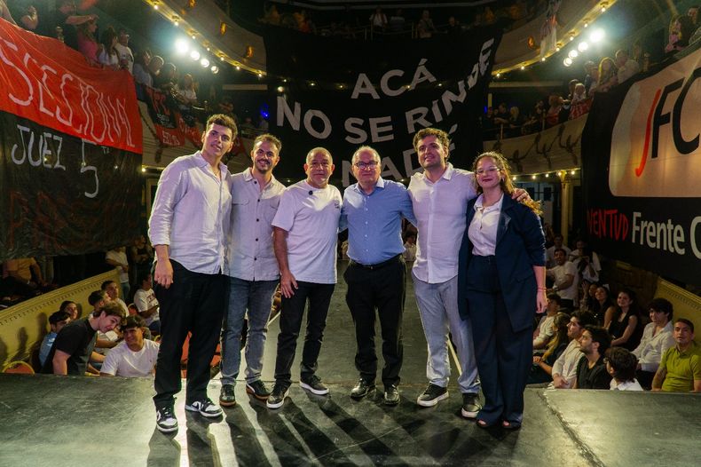 El nuevo armado juecista: Agustín Nostrala, Jeremías Cáceres, Germán Flaherty y Fiorela Regina, junto a Luis Juez y Ernesto Martínez