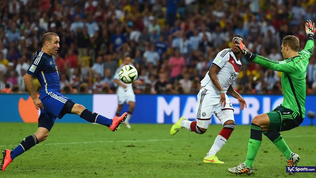 Como Rodrigo Palacio en la final de Brasil 2014, Javier Milei desperdició una chance única.