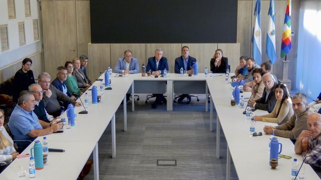 El gobernador de La Pampa, Sergio ZIliotto, junto a decenas de representantes de colegios profesionales de la provincia: resistencia a la desregulación libertaria. El gobernador de La Pampa, Sergio ZIliotto, junto a decenas de representantes de colegios profesionales de la provincia: resistencia a la desregulación libertaria.