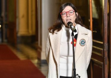 Batakis cumple y congela la planta de personal del Estado